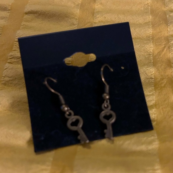 BRAND NEW Copper Colored Key Earrings - Picture 2 of 3